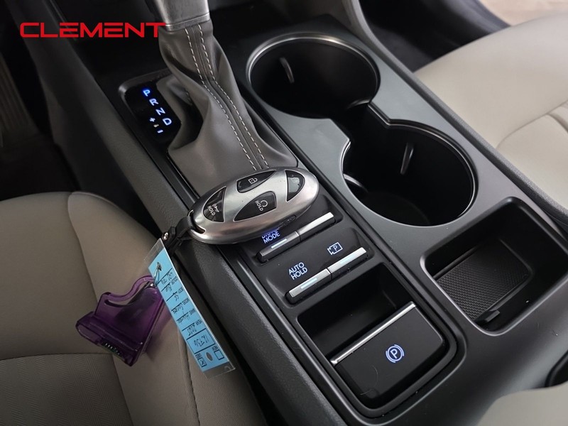 Hyundai Sonata Vehicle Full-screen Gallery Image 21