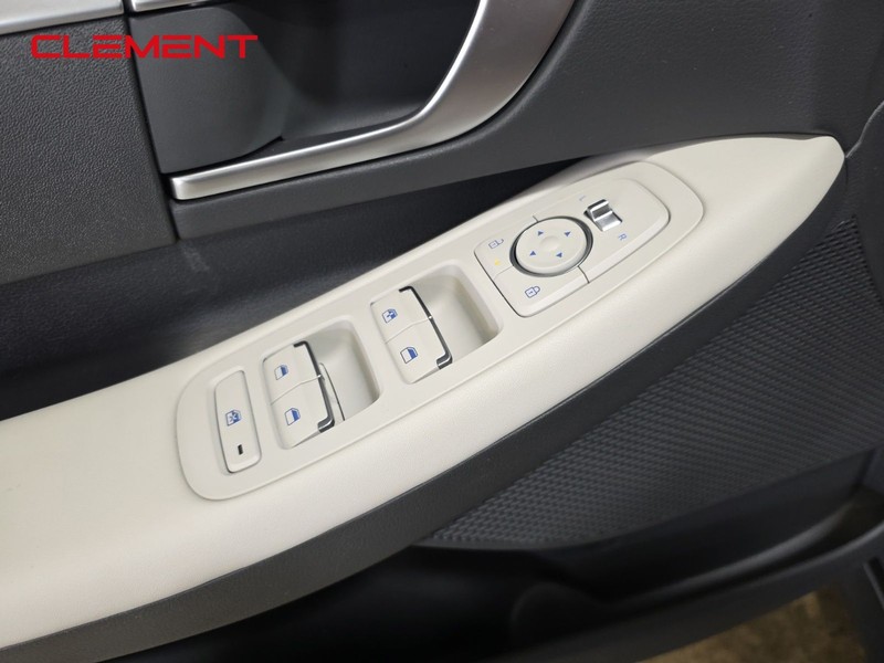 Hyundai Sonata Vehicle Full-screen Gallery Image 22