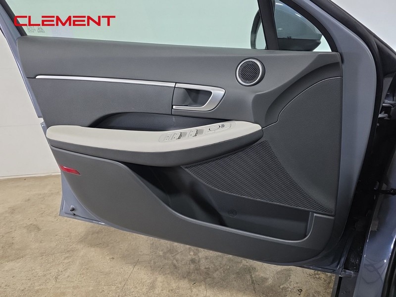 Hyundai Sonata Vehicle Full-screen Gallery Image 23