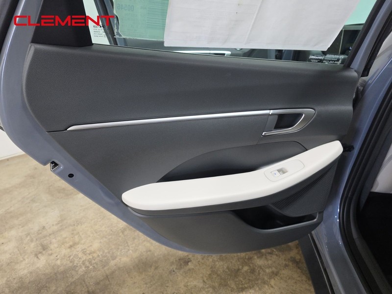 Hyundai Sonata Vehicle Full-screen Gallery Image 26