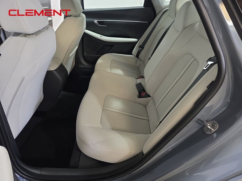 Hyundai Sonata Vehicle Full-screen Gallery Image 27