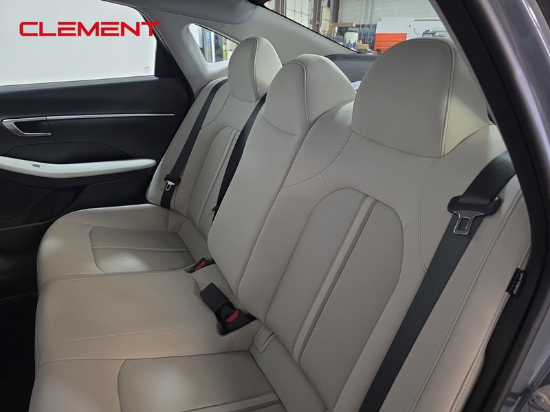 Hyundai Sonata Vehicle Full-screen Gallery Image 28