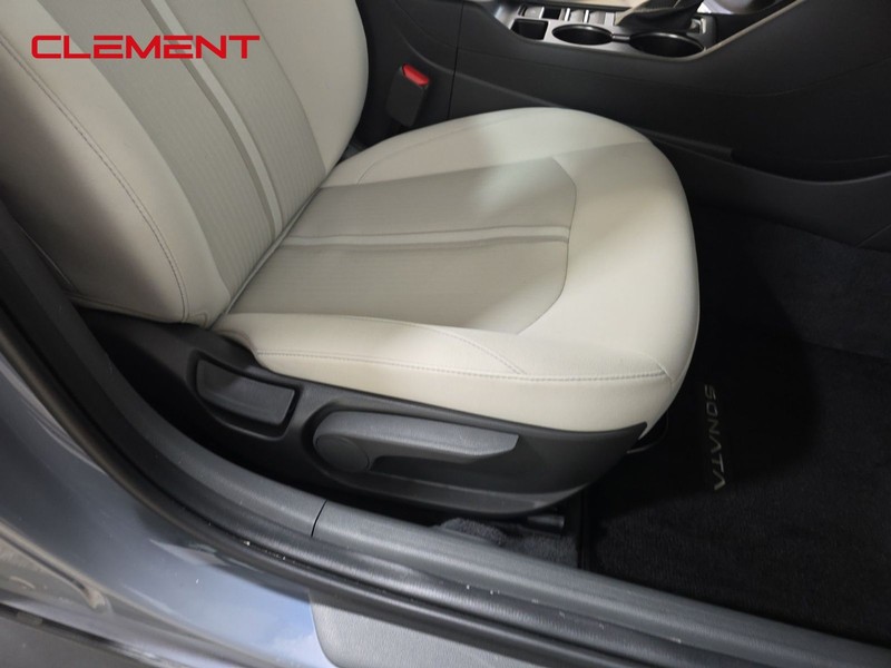 Hyundai Sonata Vehicle Full-screen Gallery Image 29