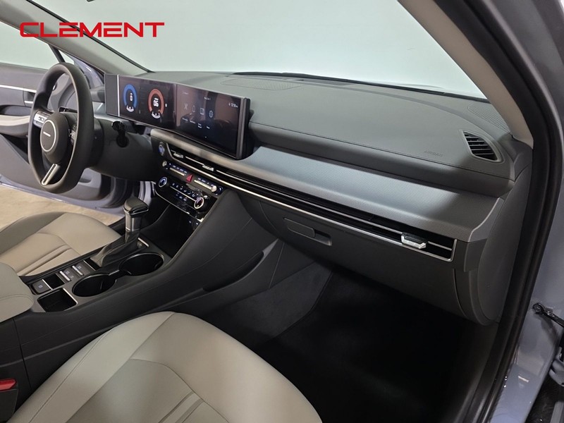 Hyundai Sonata Vehicle Full-screen Gallery Image 30