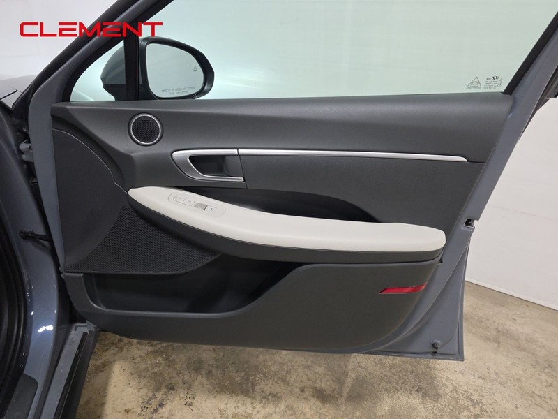 Hyundai Sonata Vehicle Full-screen Gallery Image 31