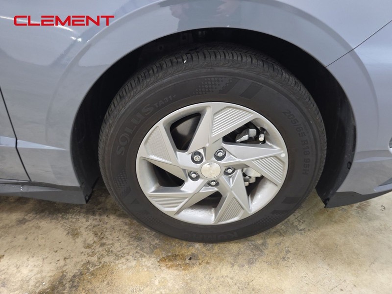 Hyundai Sonata Vehicle Full-screen Gallery Image 32