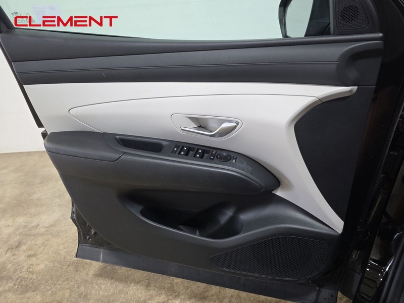 Hyundai Tucson Vehicle Full-screen Gallery Image 24