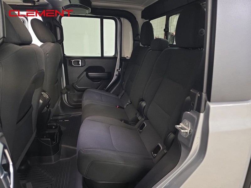 Jeep Gladiator Vehicle Full-screen Gallery Image 28