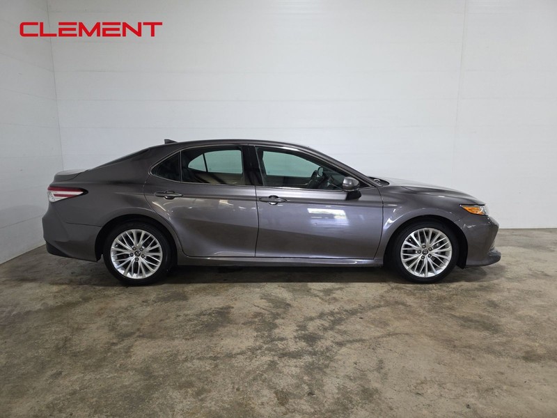 Toyota Camry Vehicle Full-screen Gallery Image 4