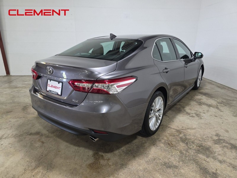 Toyota Camry Vehicle Full-screen Gallery Image 6