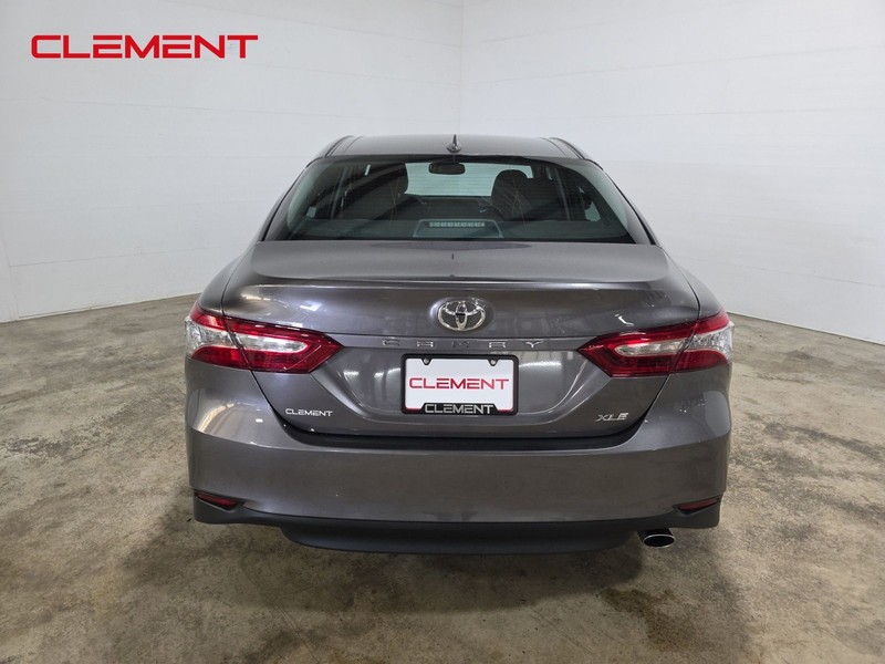 Toyota Camry Vehicle Full-screen Gallery Image 7