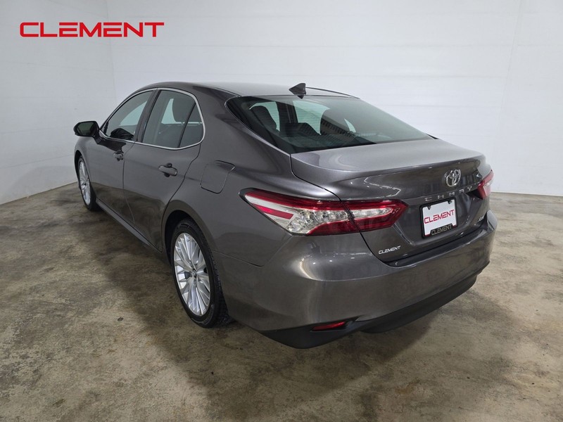 Toyota Camry Vehicle Full-screen Gallery Image 8