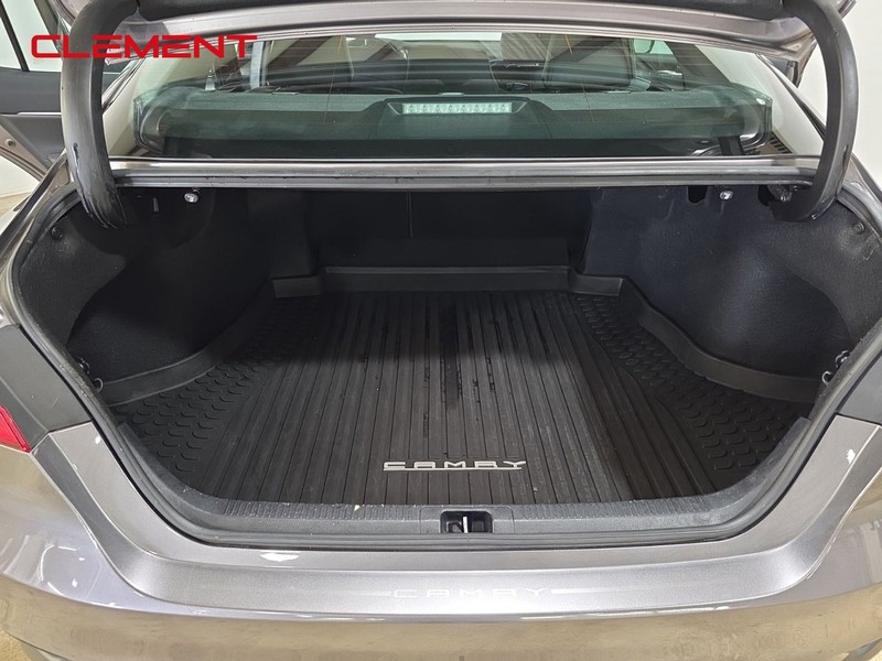 Toyota Camry Vehicle Full-screen Gallery Image 9