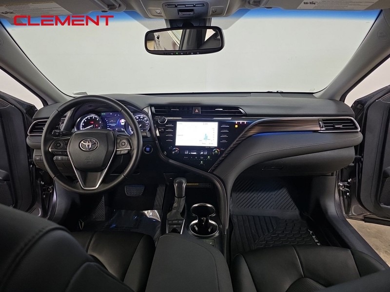 Toyota Camry Vehicle Full-screen Gallery Image 10