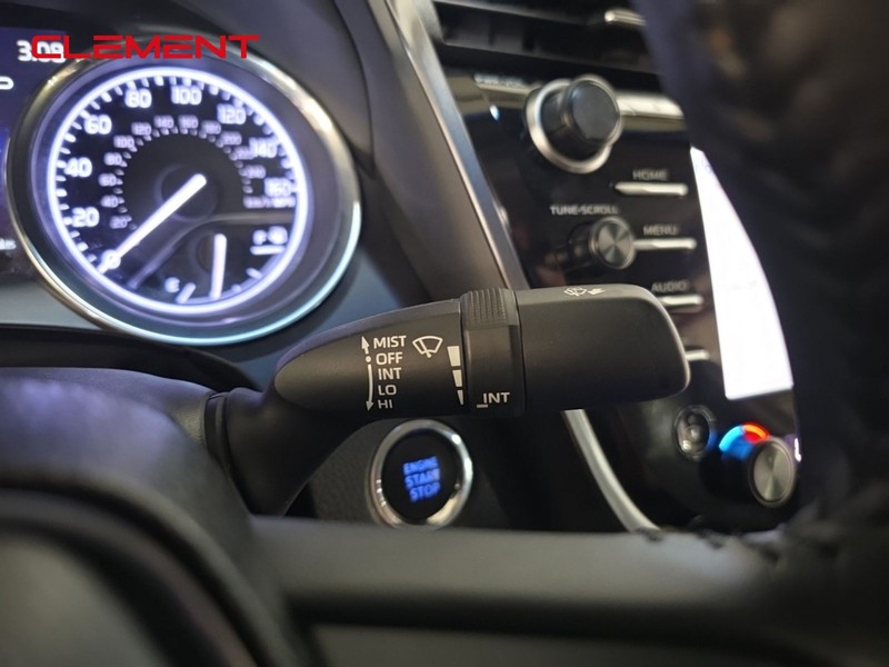 Toyota Camry Vehicle Full-screen Gallery Image 14