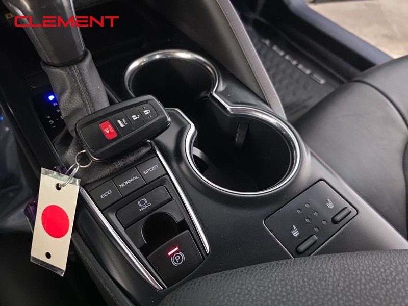 Toyota Camry Vehicle Full-screen Gallery Image 20