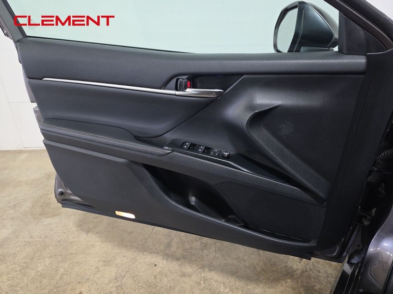 Toyota Camry Vehicle Full-screen Gallery Image 22