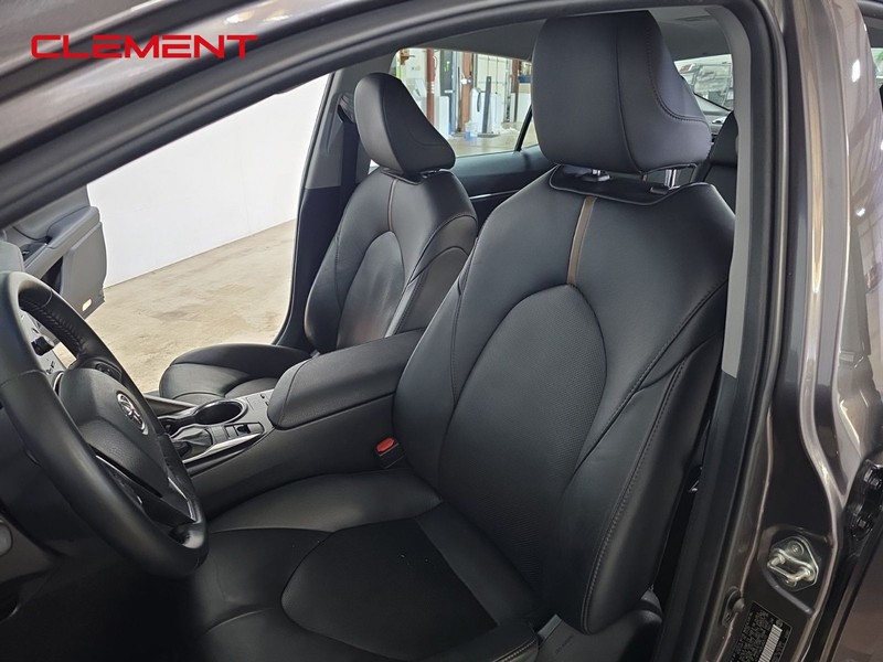 Toyota Camry Vehicle Full-screen Gallery Image 24