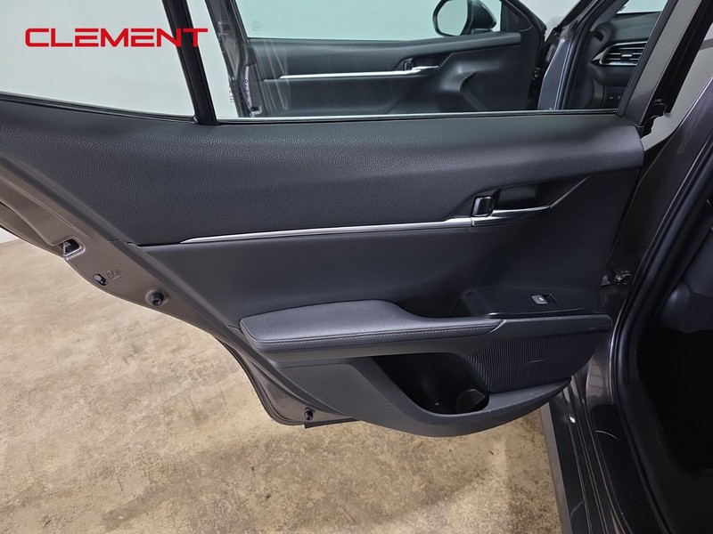 Toyota Camry Vehicle Full-screen Gallery Image 25