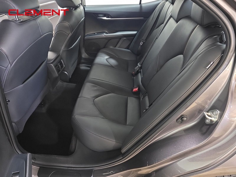 Toyota Camry Vehicle Full-screen Gallery Image 26