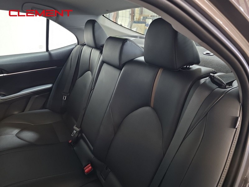 Toyota Camry Vehicle Full-screen Gallery Image 27