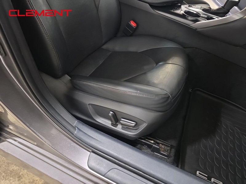 Toyota Camry Vehicle Full-screen Gallery Image 28