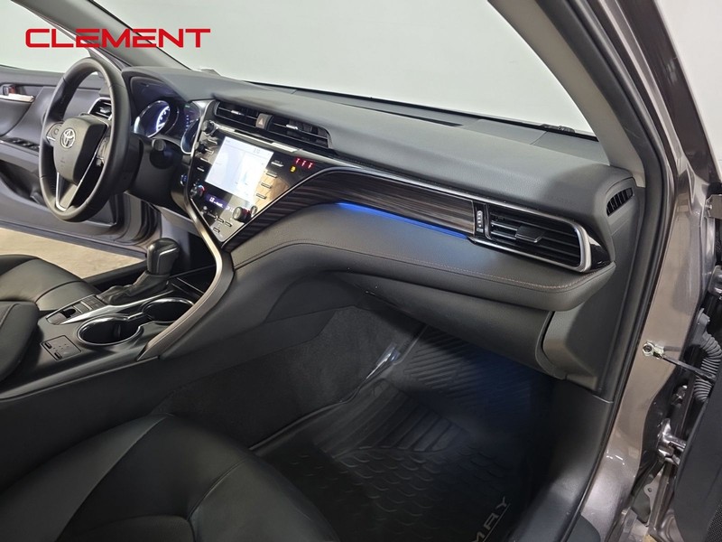 Toyota Camry Vehicle Full-screen Gallery Image 29