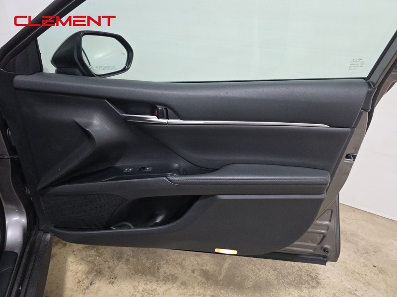 Toyota Camry Vehicle Full-screen Gallery Image 30