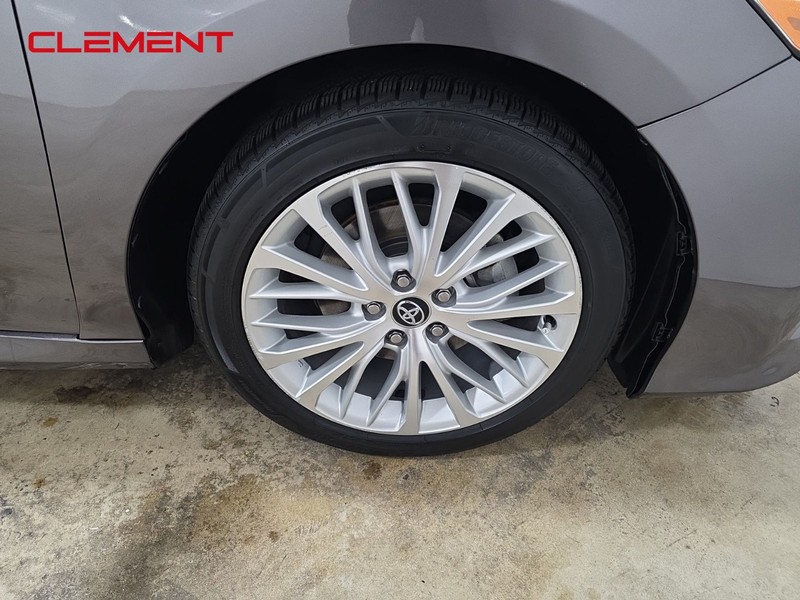 Toyota Camry Vehicle Full-screen Gallery Image 31