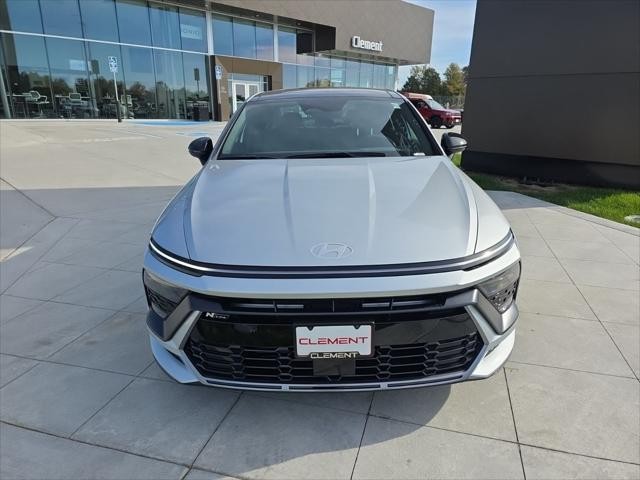 Hyundai Sonata Vehicle Full-screen Gallery Image 2