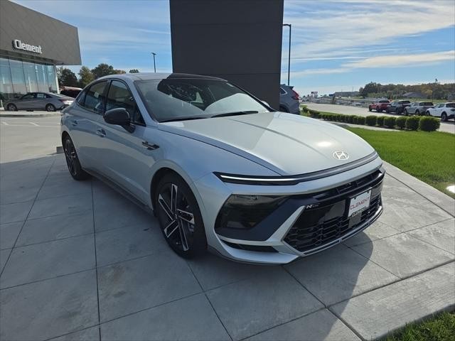 Hyundai Sonata Vehicle Full-screen Gallery Image 3