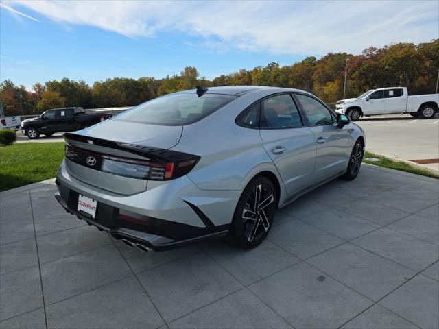 Hyundai Sonata Vehicle Full-screen Gallery Image 6