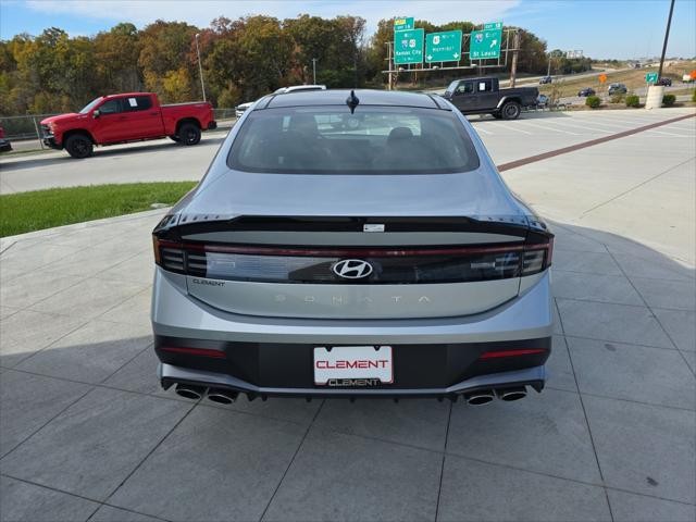 Hyundai Sonata Vehicle Full-screen Gallery Image 7