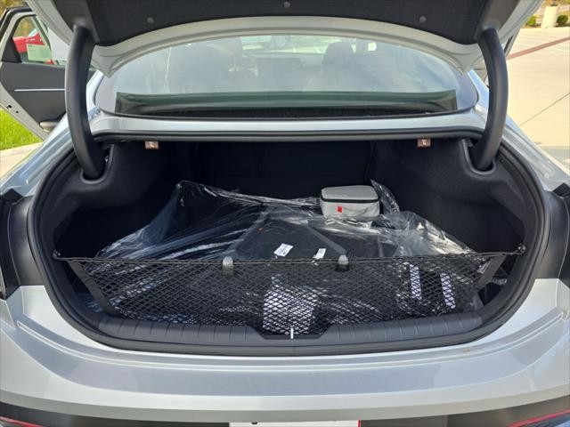 Hyundai Sonata Vehicle Full-screen Gallery Image 9