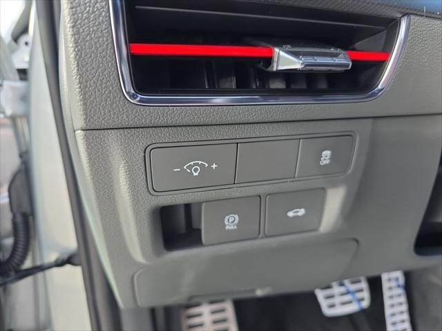 Hyundai Sonata Vehicle Full-screen Gallery Image 11