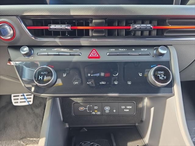 Hyundai Sonata Vehicle Full-screen Gallery Image 20