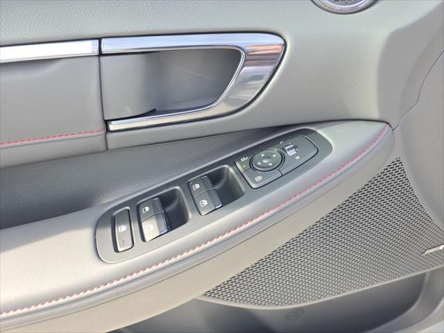 Hyundai Sonata Vehicle Full-screen Gallery Image 24