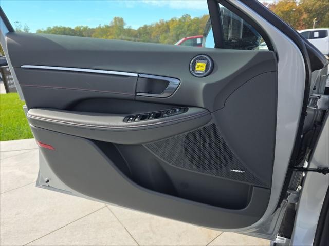 Hyundai Sonata Vehicle Full-screen Gallery Image 26