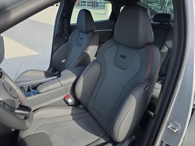 Hyundai Sonata Vehicle Full-screen Gallery Image 28