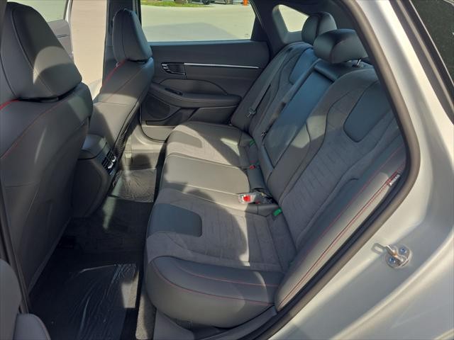 Hyundai Sonata Vehicle Full-screen Gallery Image 30