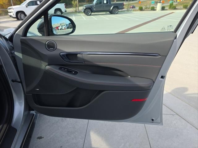 Hyundai Sonata Vehicle Full-screen Gallery Image 32