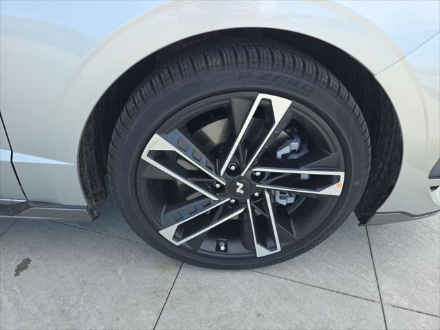 Hyundai Sonata Vehicle Full-screen Gallery Image 33