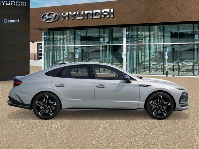 Hyundai Sonata Vehicle Full-screen Gallery Image 7