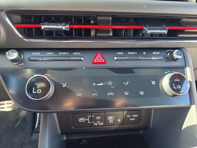 Hyundai Sonata Vehicle Full-screen Gallery Image 21