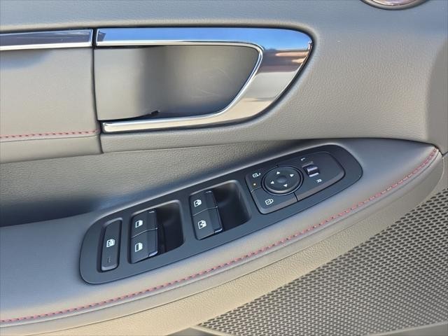 Hyundai Sonata Vehicle Full-screen Gallery Image 26