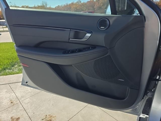 Hyundai Sonata Vehicle Full-screen Gallery Image 27