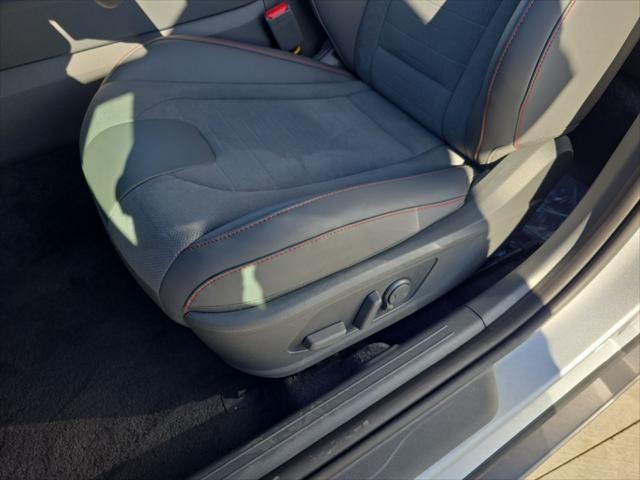 Hyundai Sonata Vehicle Full-screen Gallery Image 28