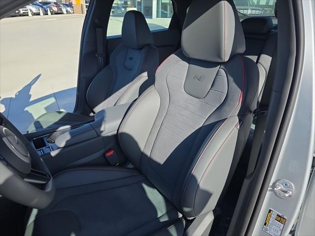 Hyundai Sonata Vehicle Full-screen Gallery Image 29