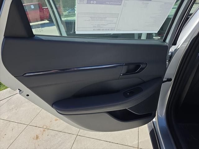 Hyundai Sonata Vehicle Full-screen Gallery Image 30