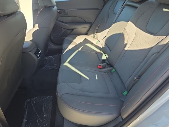 Hyundai Sonata Vehicle Full-screen Gallery Image 31